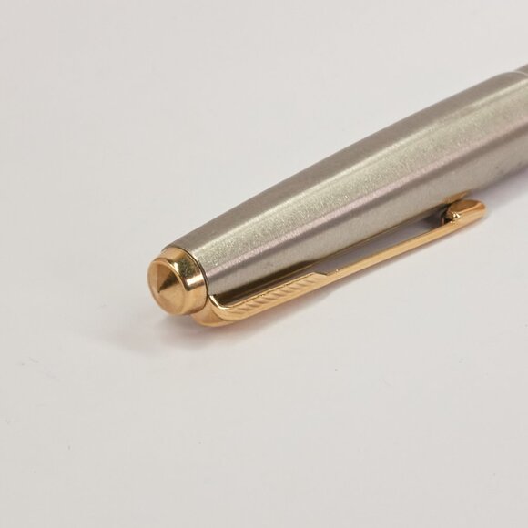Parker 61 Flighter GT / Fountain Pen / Stainless Steel Body / Gold Trim - Picture 12 of 15